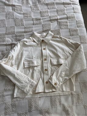 NWOT Vuori Mackenzie Cropped Shirt Jacket in natural cream size Small